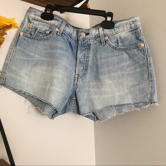 501 Levi’s high waisted denim shorts in light blue - Picture 3 of 4